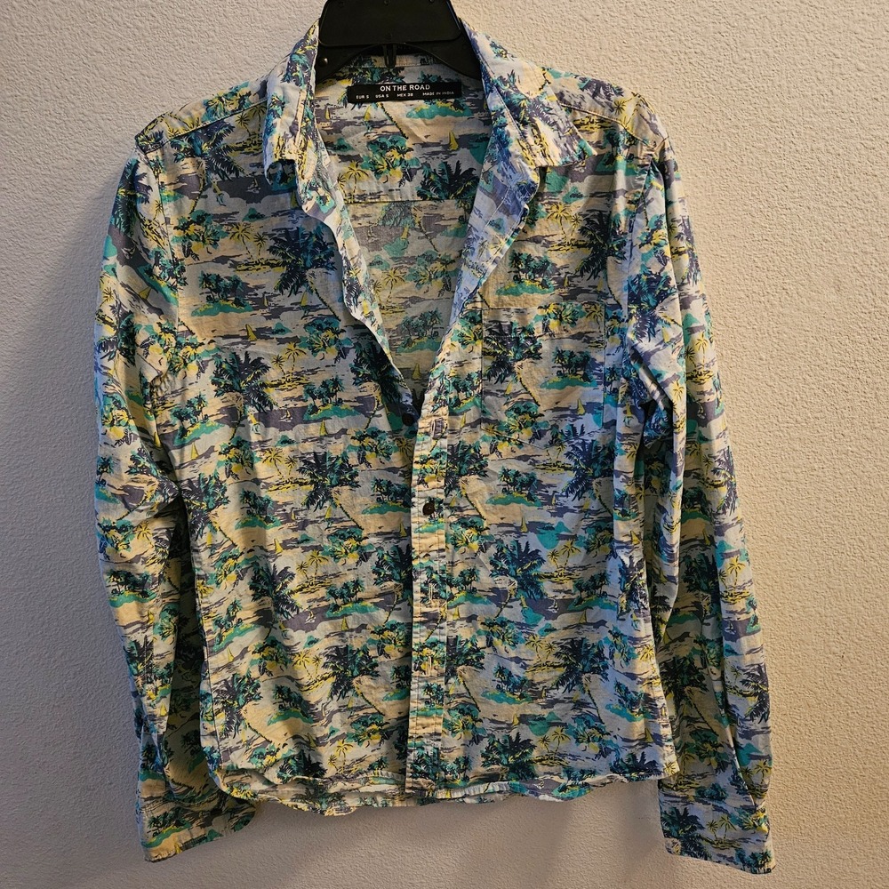 On The Road Men's Size Small‎ Long Sleeved Button Down Tropical Dress Shirt